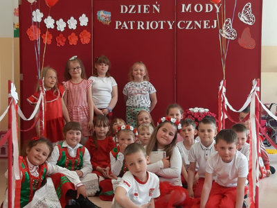 Przedszkolaki podczas Dnia Mody Patriotycznej