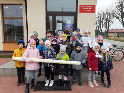 Przedszkolaki przed Biblioteką Publiczną w Łysych